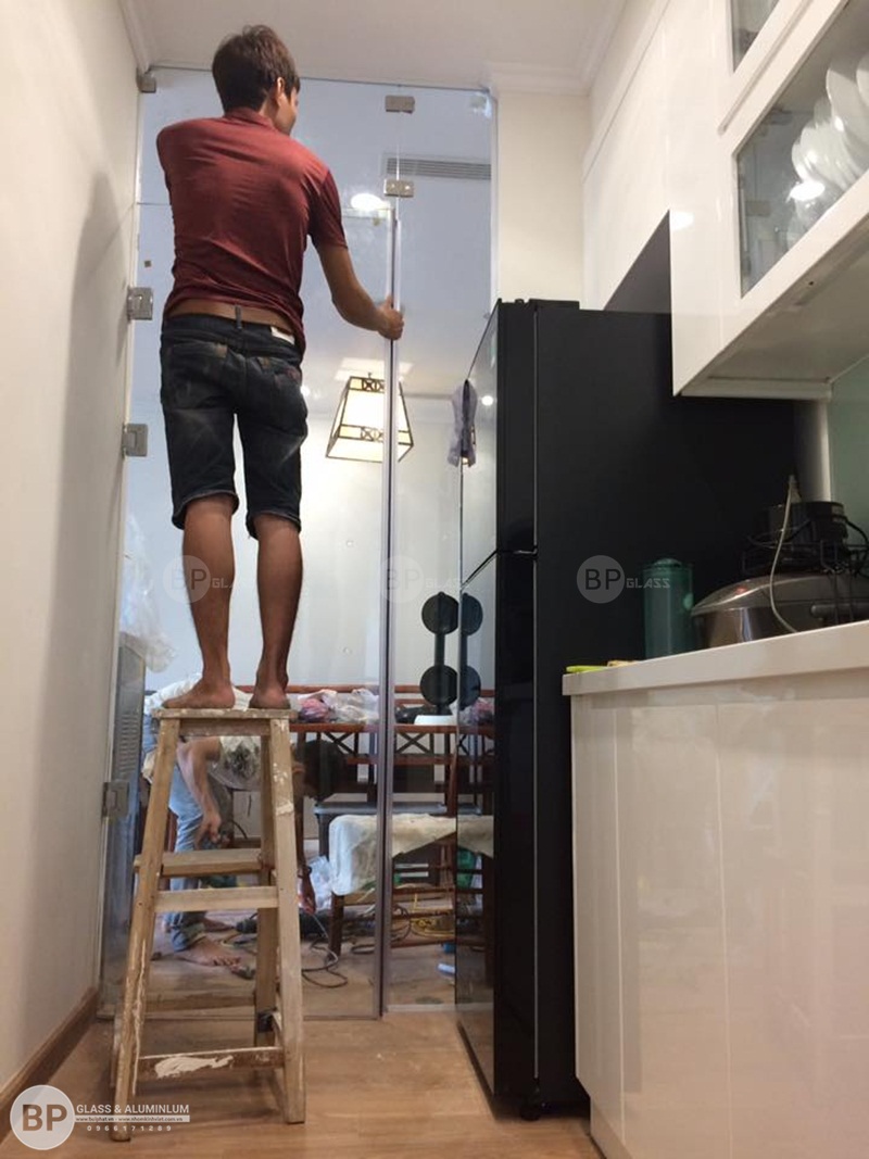 lắp cửa kính 1 cánh nhà chị Linhh Time city